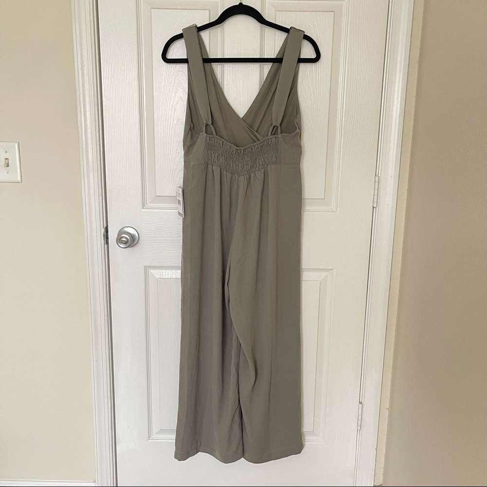 MAX & ASH Button Detail Plunge Jumpsuit - NWT - M - Picture 3 of 8